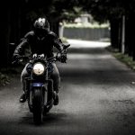 Jazda motocyklem w różnych porach roku