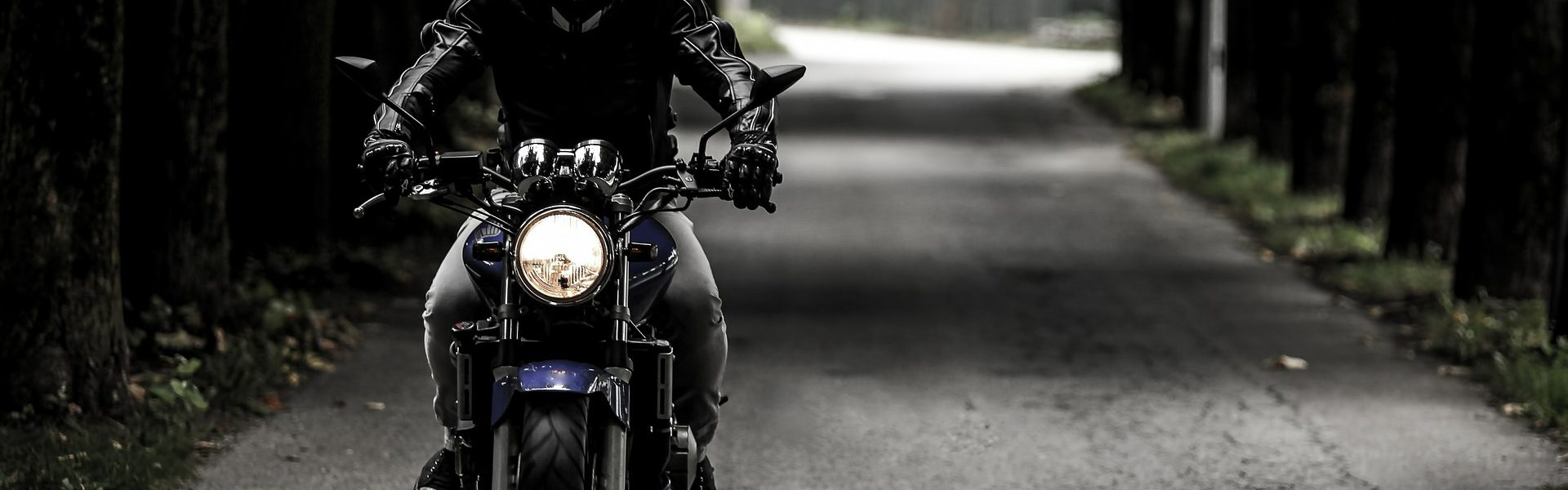 Jazda motocyklem w różnych porach roku