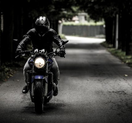 Jazda motocyklem w różnych porach roku