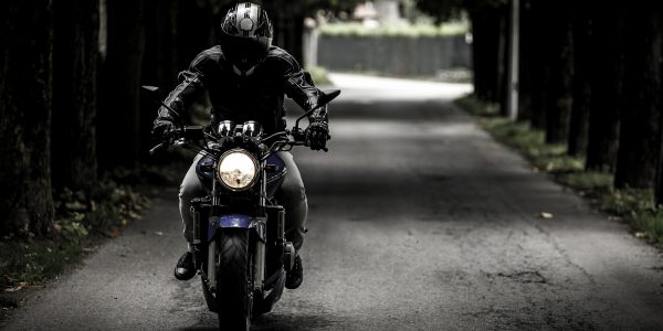 Jazda motocyklem w różnych porach roku